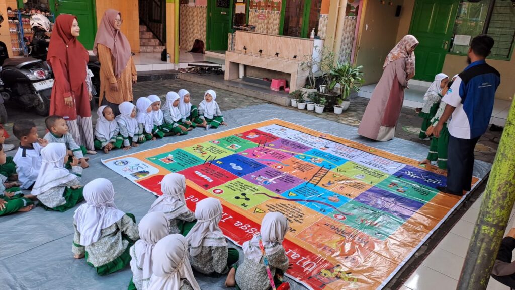 Anak-anak bermain permainan ular tangga internet sehat